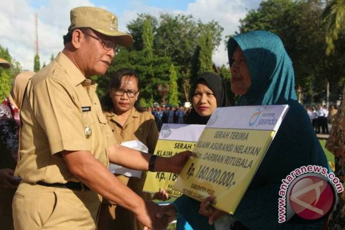 Nelayan Poso Terima Bantuan Kapal Penangkap Ikan