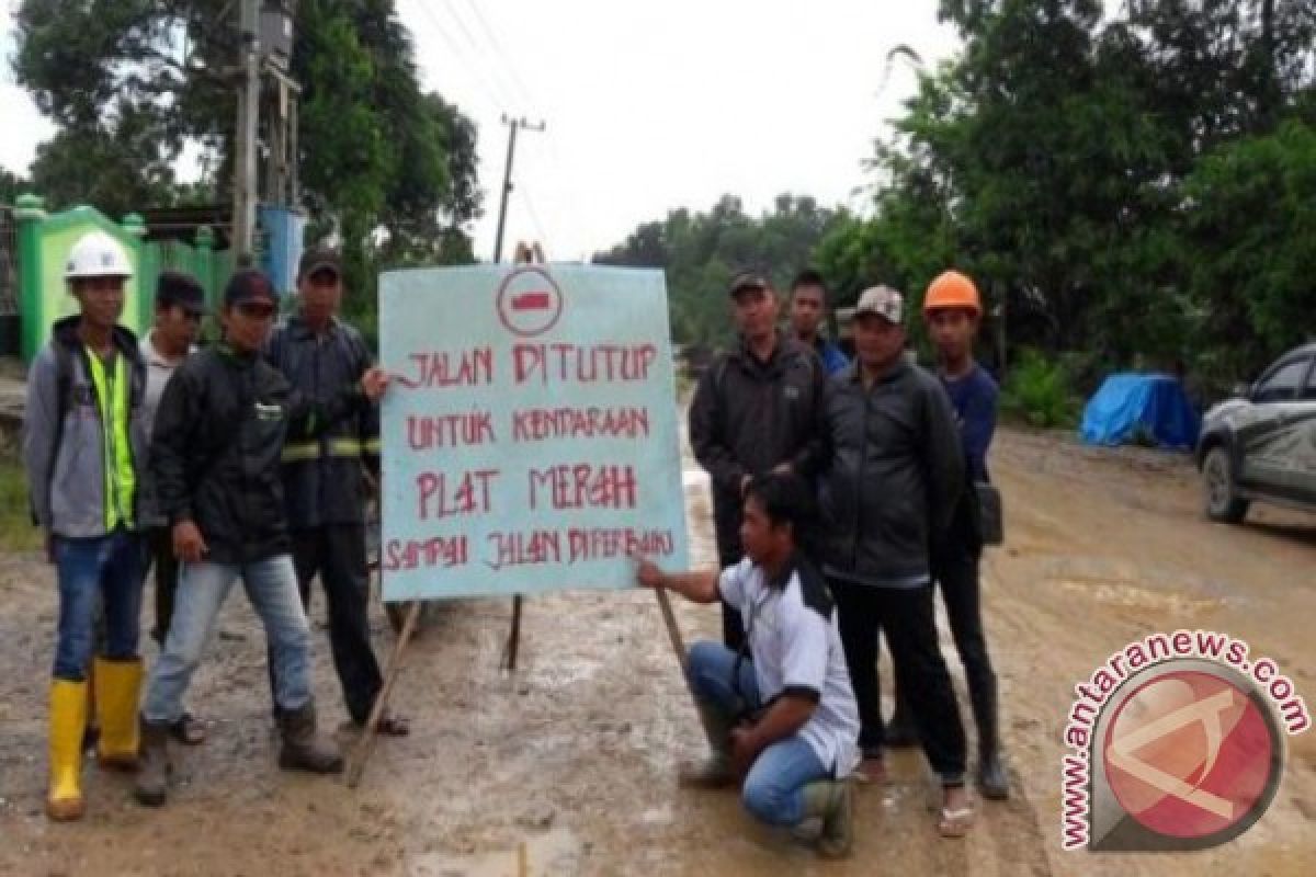 Warga pasang rambu peringatan di jalan rusak