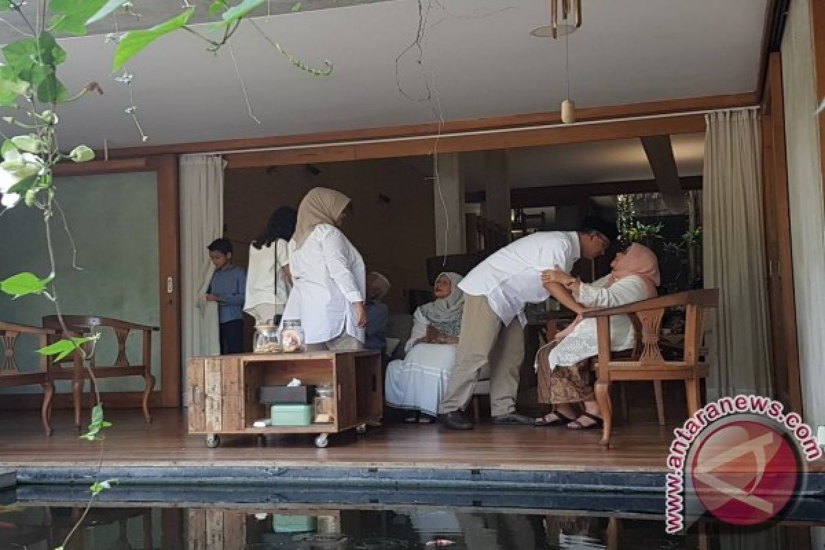 Anies sungkem kepada orang tua sebelum pencoblosan