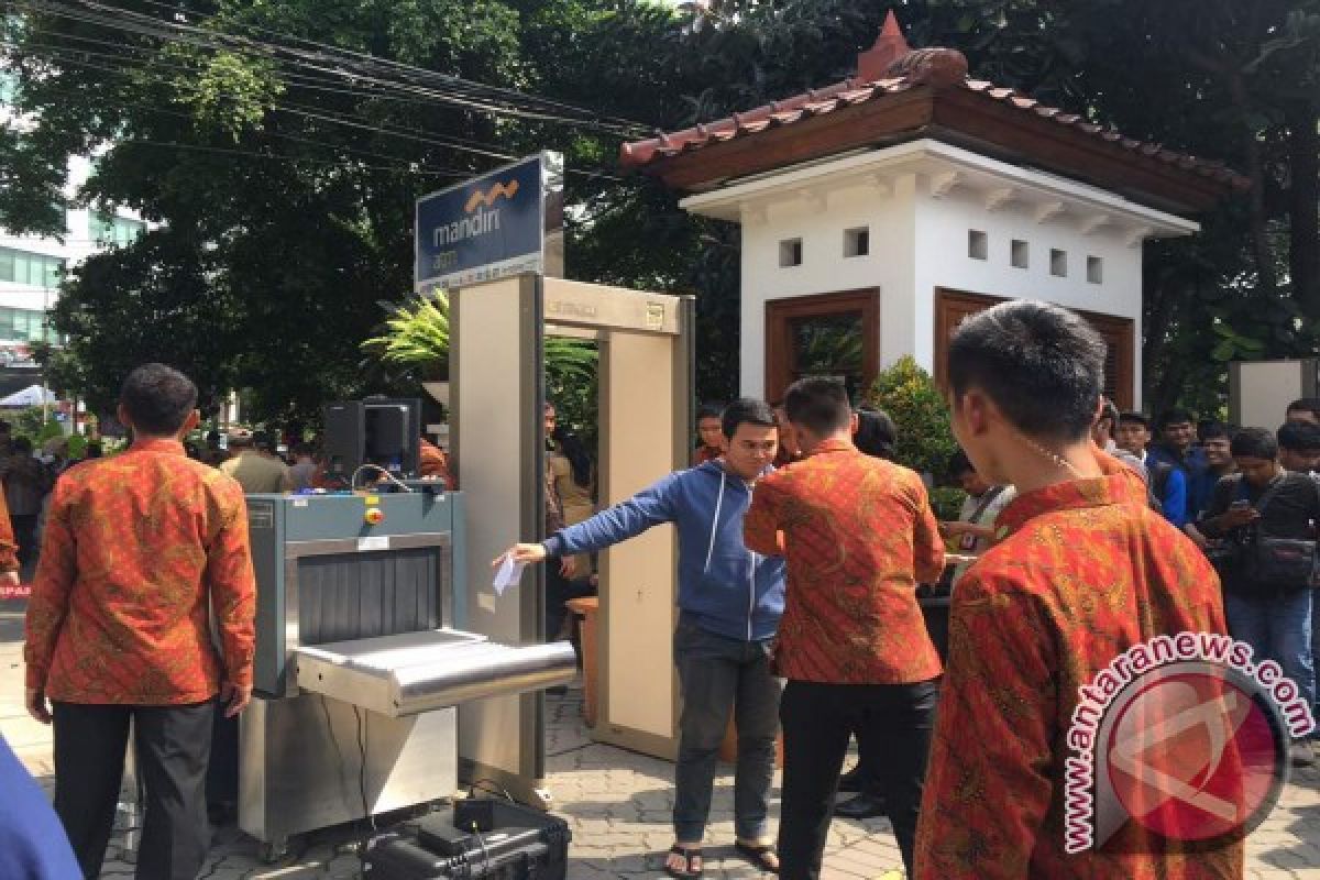 Semua pemilih diperiksa ketat di TPS IV Gambir