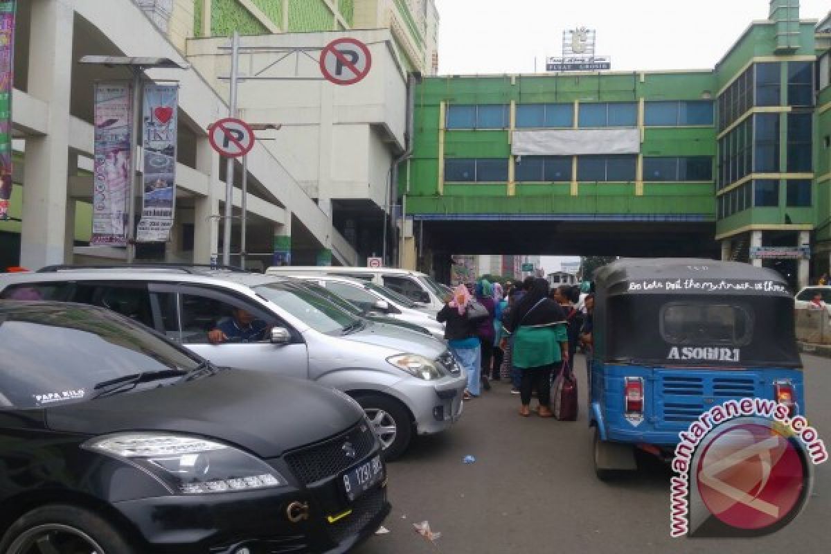 Pengunjung kecele Pasar Tanah Abang tutup