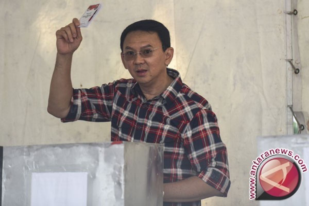 Ahok Beserta Keluarga Gunakan Pakaian Berbeda-beda