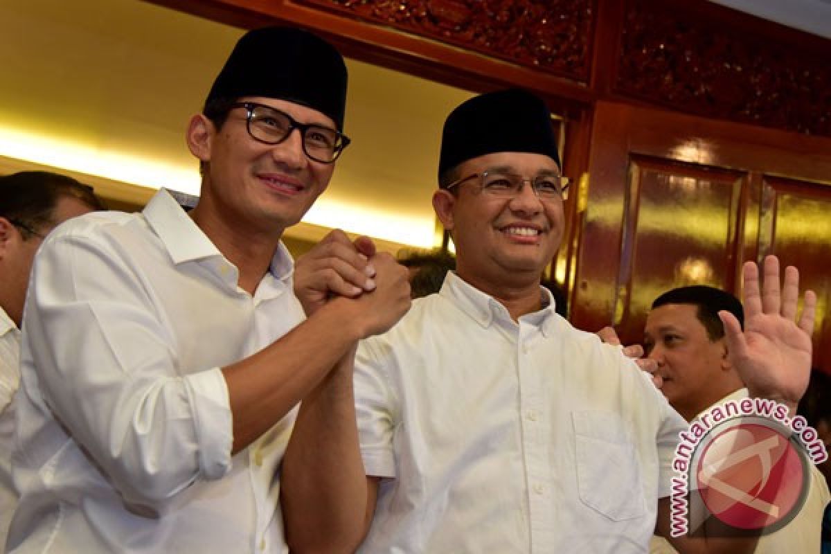 Anies-Sandi coba seragam pelantikan