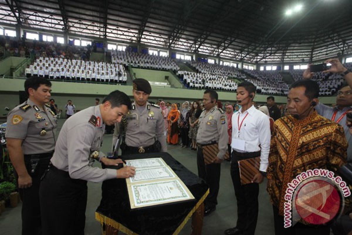 Panitia dan peserta seleksi polisi tandatangani pakta integritas