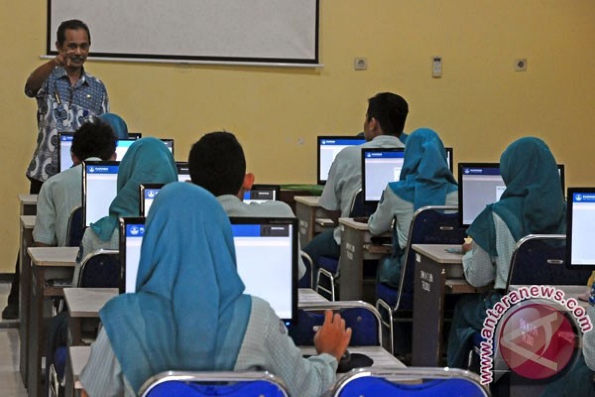 Siswa SMA/SMK Bekasi lulus UN 100 persen