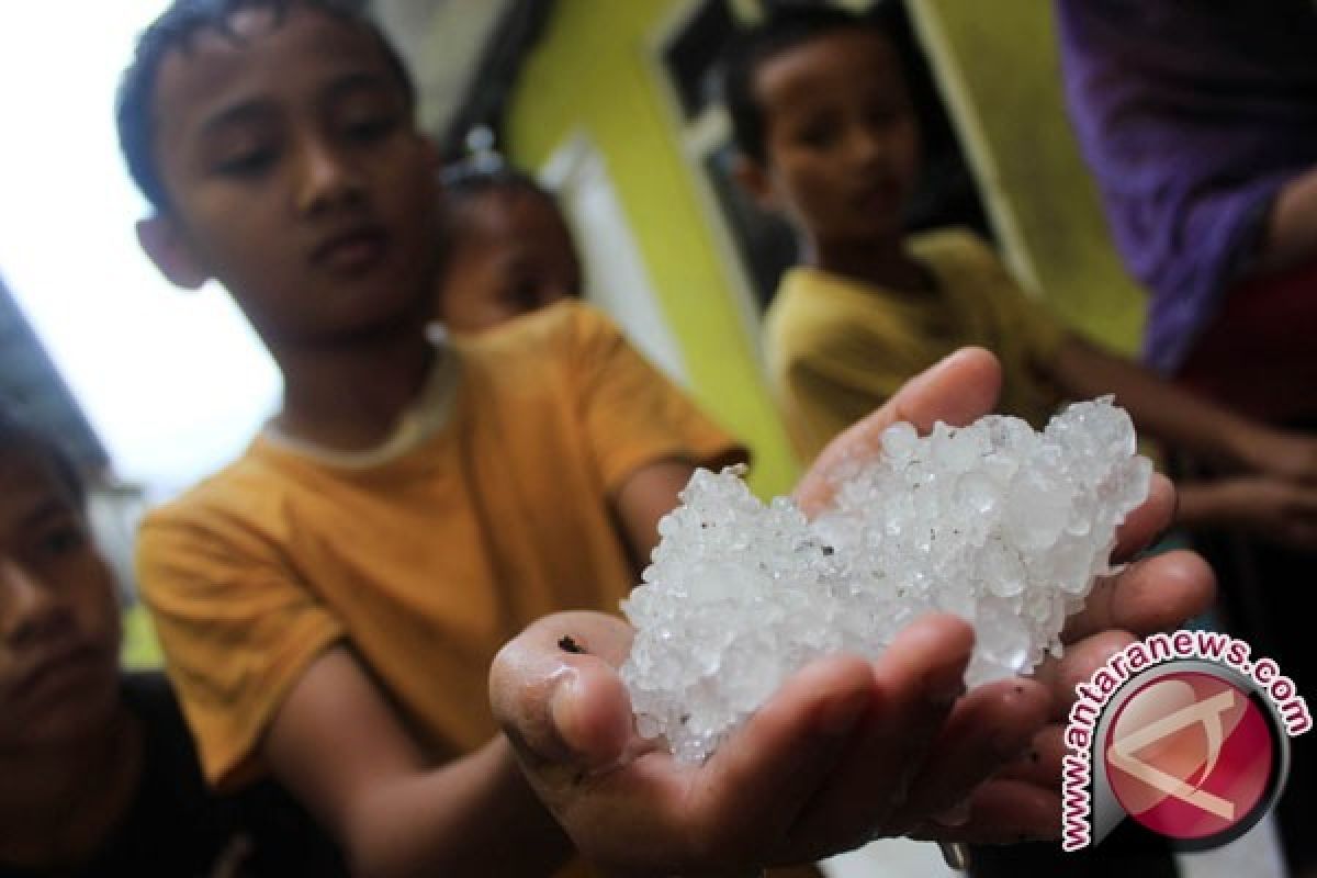 Bandung kembali dilanda hujan es