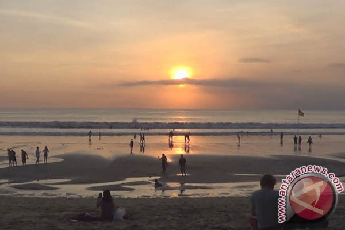 Berjemur dengan Menikmati Matahari Terbenam di Pantai Kuta (video)