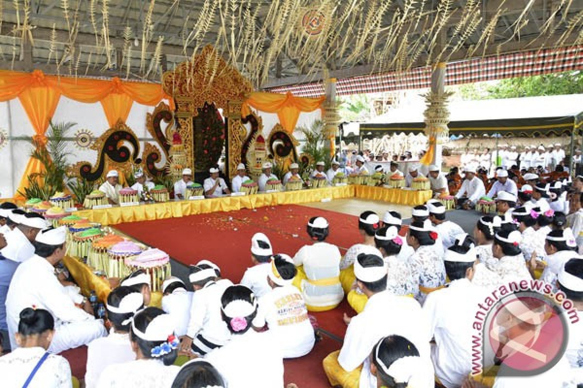 Wagub Bali Hadiri Rangkaian Ritual Di Penebel