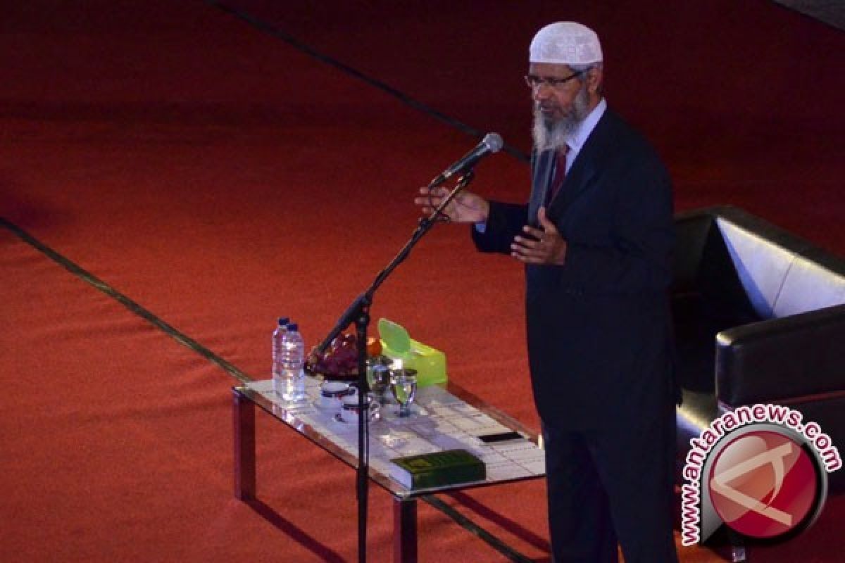 Zakir Naik, yang dicari di India, katakan tidak langgar hukum