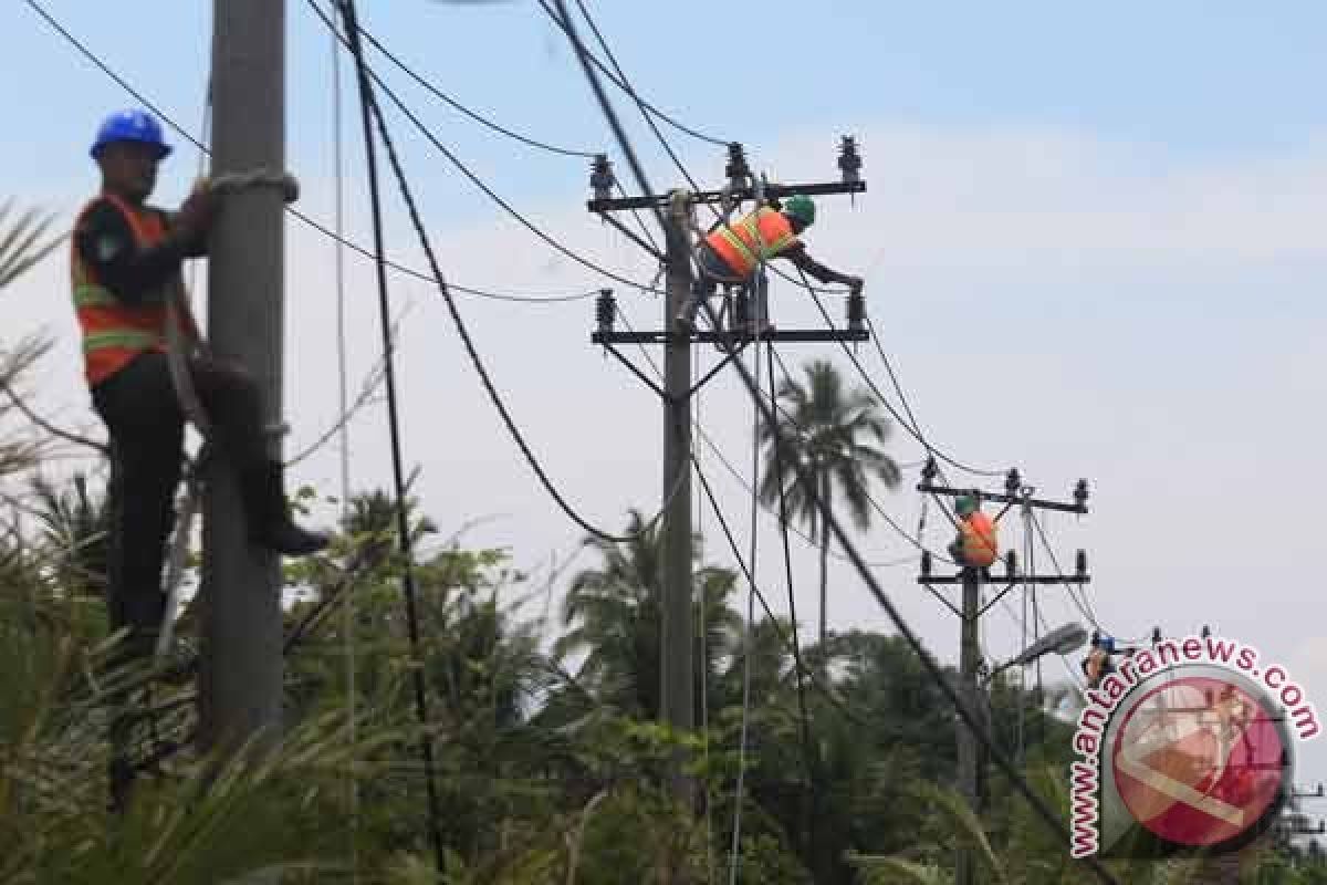 Pria asal Sumatera panjat SUTET di Cilacap