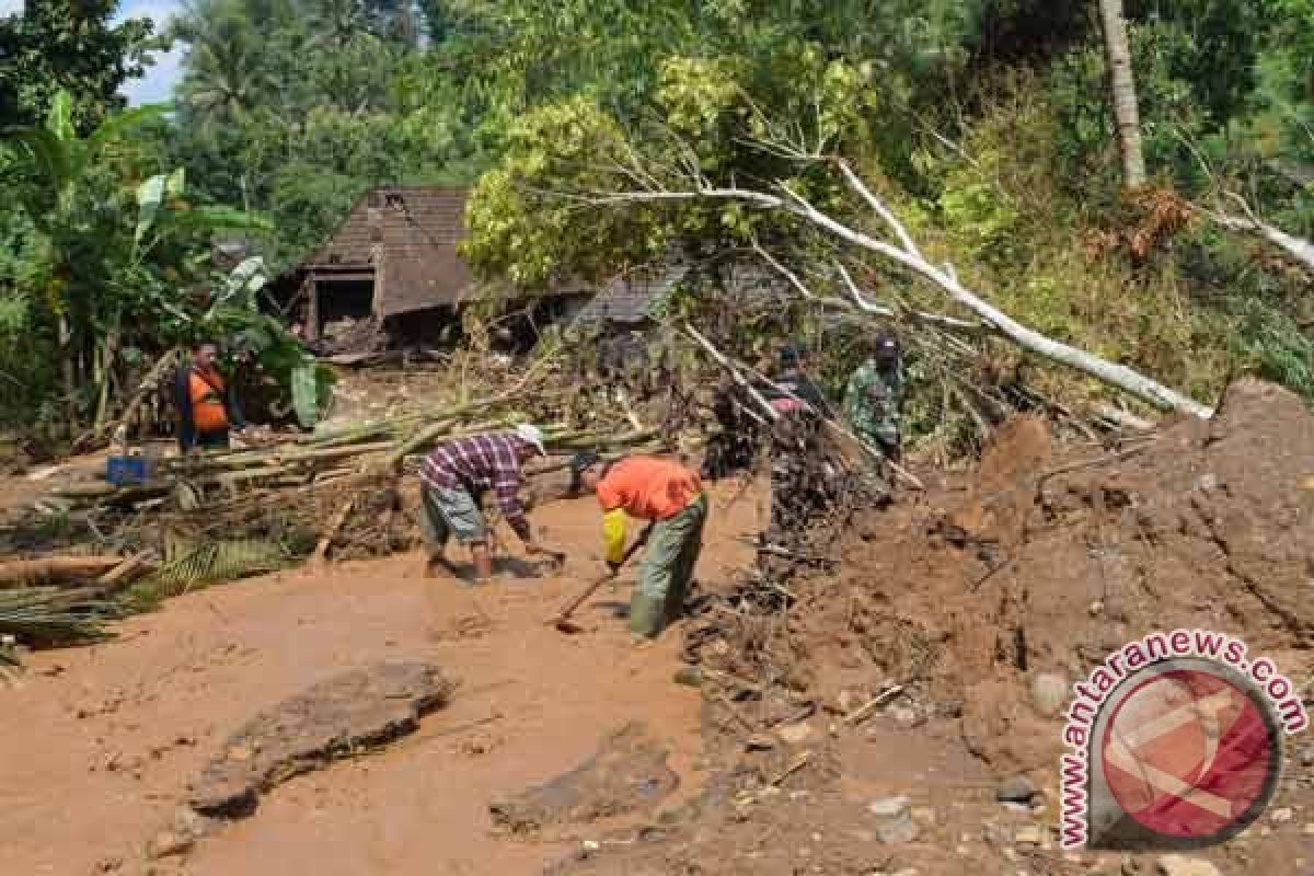 Longsor landa sejumlah wilayah di Ambon