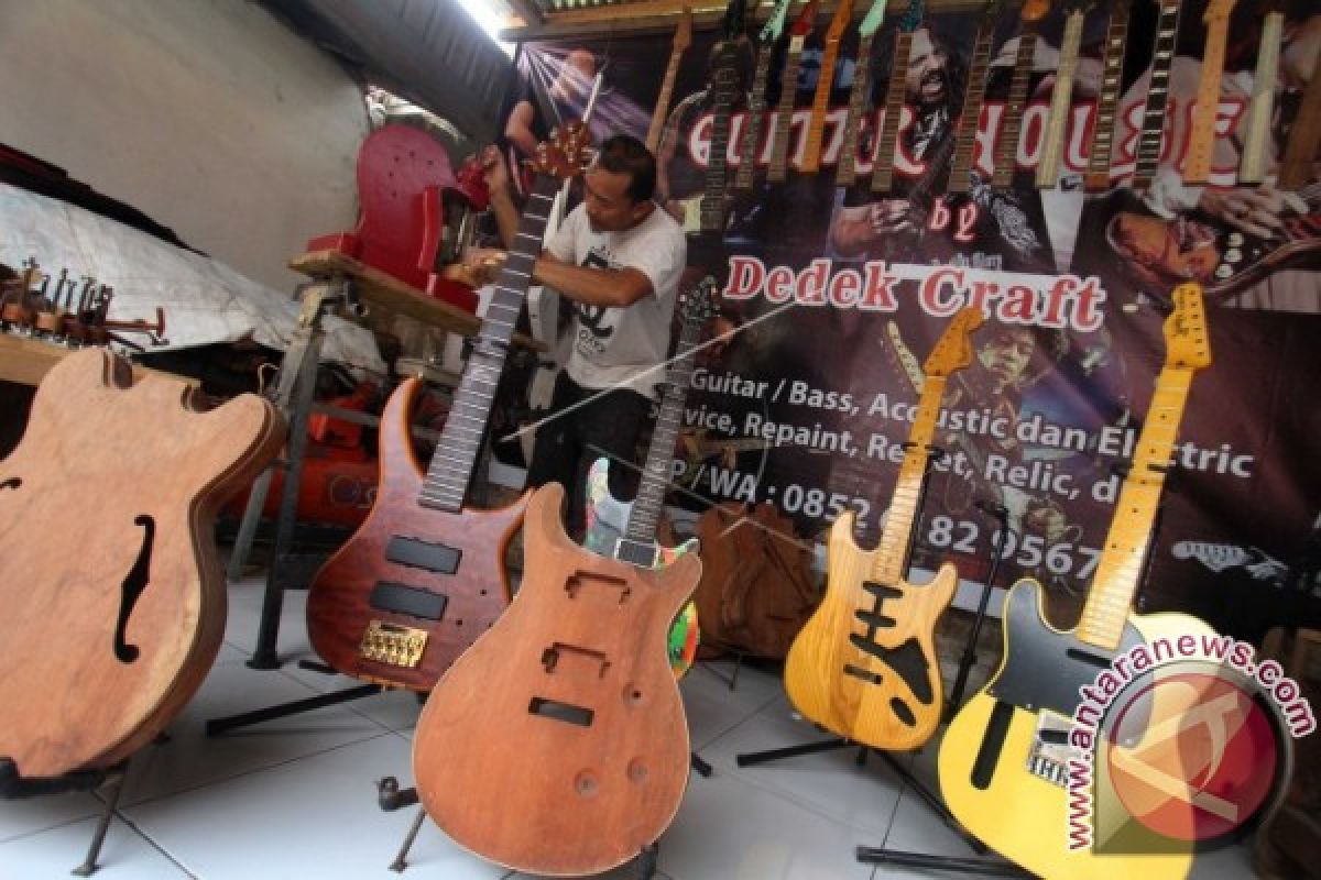 PERAJIN GITAR LISTRIK