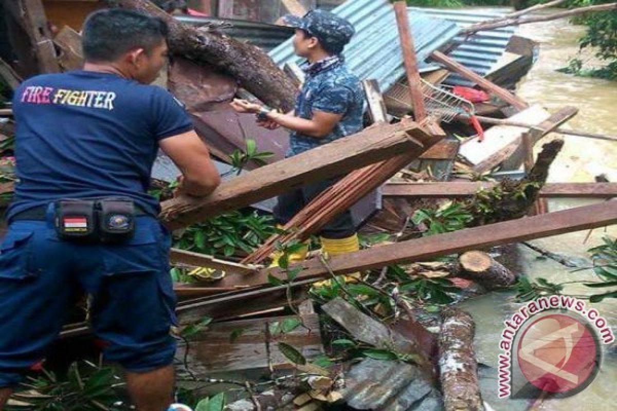 Pohon Tumbang dan Lukai Pemilik Rumah di Sanggau