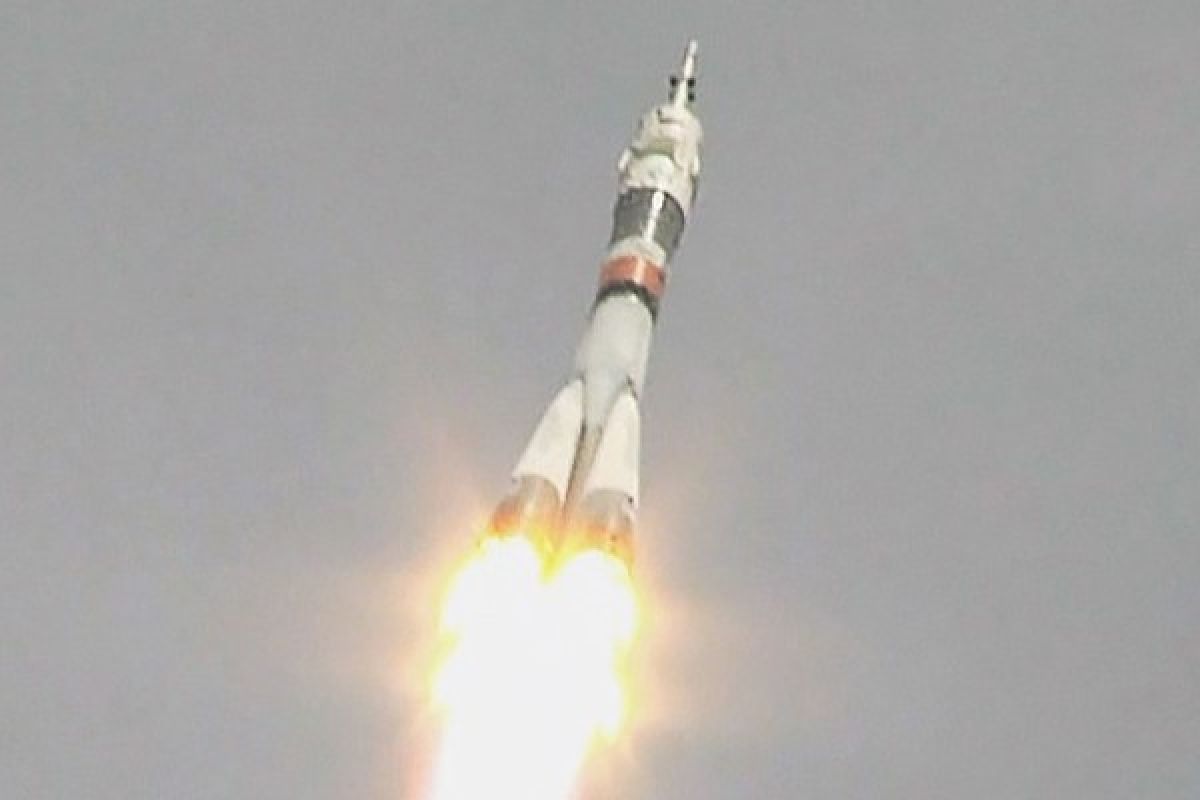 Duo warga Rusia dan Amerika meluncur ke stasiun antariksa