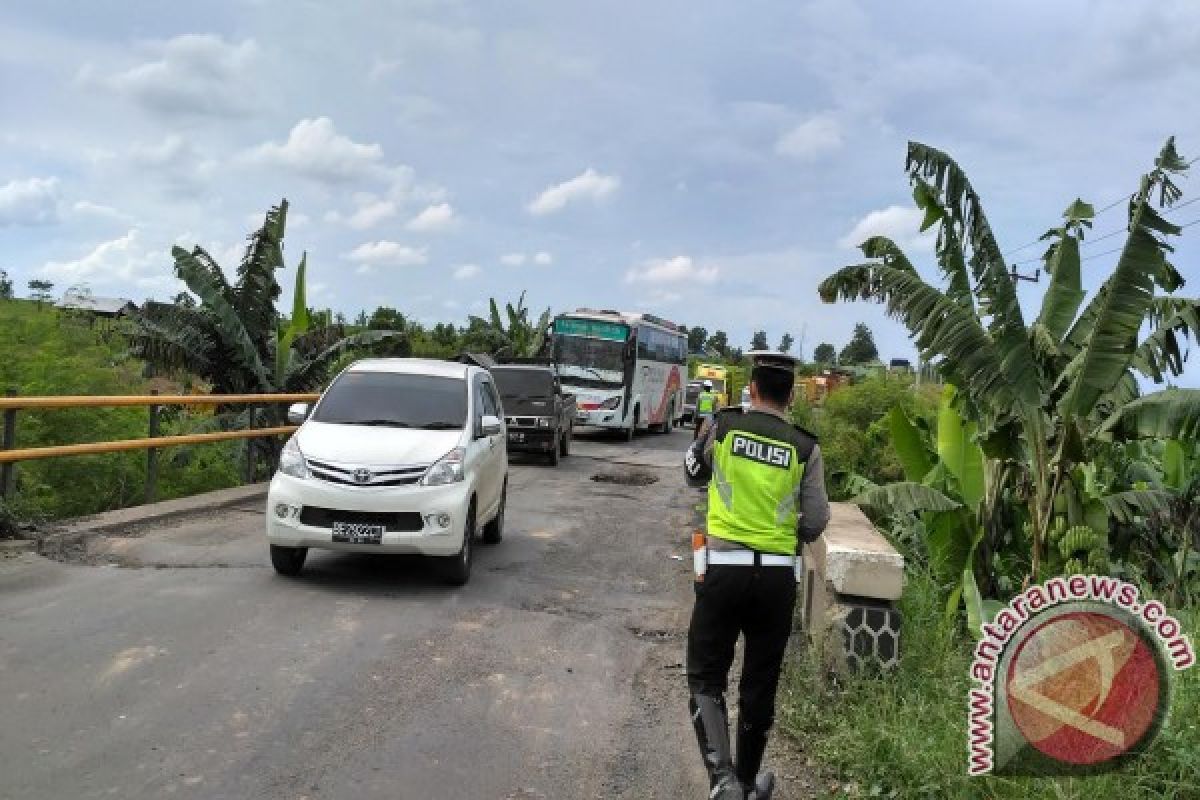 Jembatan Tulung Gunung Mesuji Rusak Timbulkan Kemacetan 