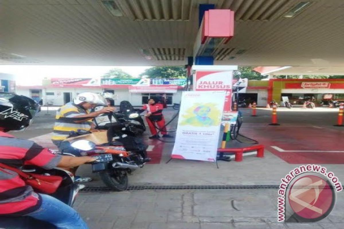 Wanita dapat gratis satu liter fuel series