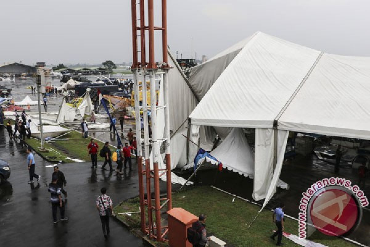 Angin puting beliung porak-porandakan arena Bulan Dirgantara