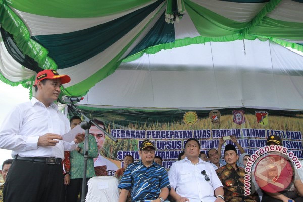 Mentan Bantu Alsintan Ke Petani Di Gorontalo 