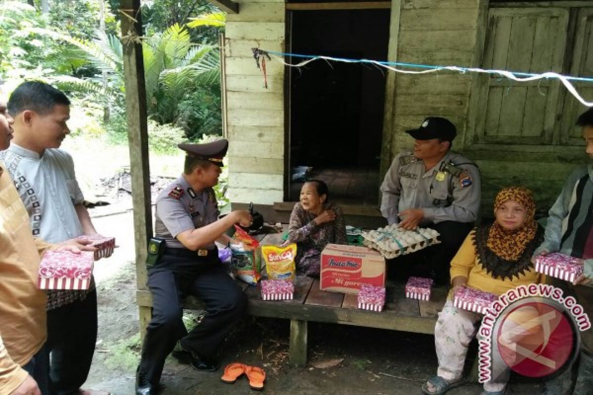 Bagikan Sembako Untuk Warga Kurang Mampu