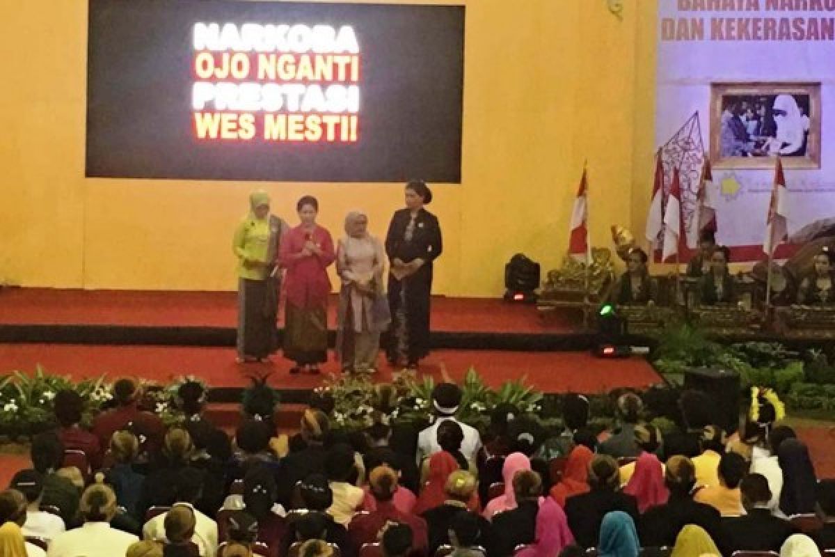 Ibu negara akting "pacaran" di depan Presiden