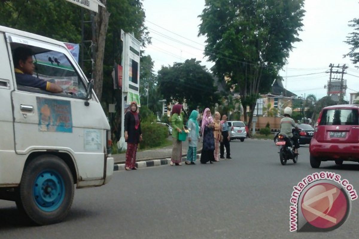 Pengendara di Jambi distop puluhan ibu-ibu