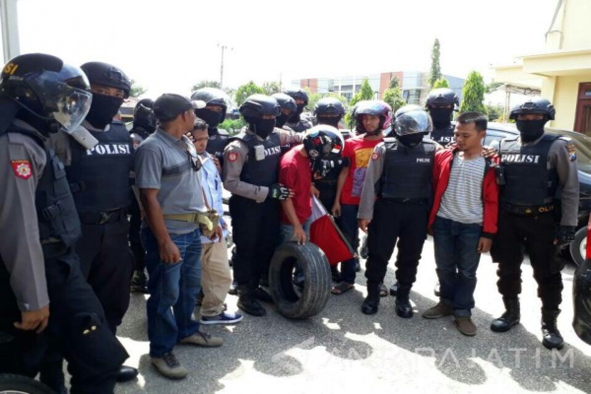 Polres Pamekasan Bubarkan Unjuk Rasa Tak Berizin