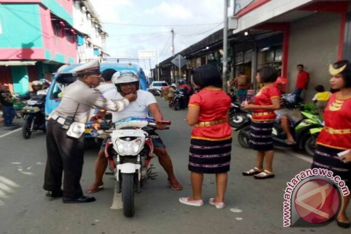 Polwan Berbusana Tanimbar Meriahkan Hari Kartini