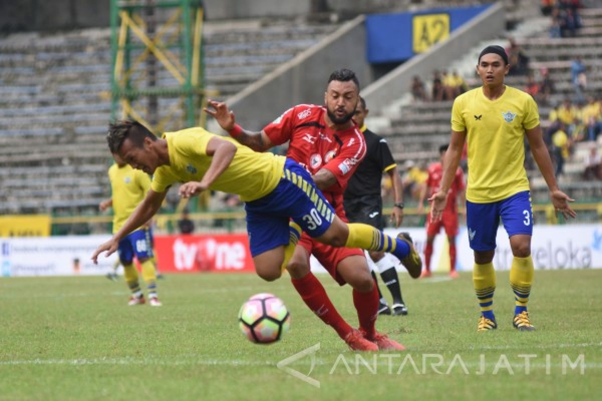 Persegres Kalah Dari Semen Padang 1-3