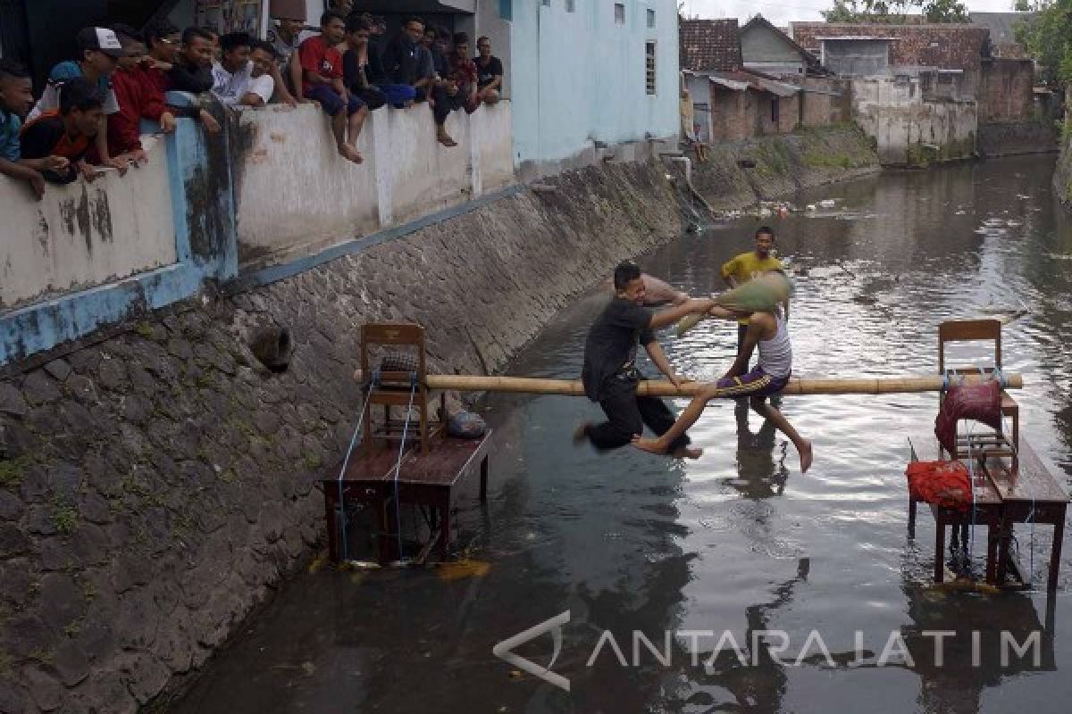 Adu bantal segera  dipertandingkan sebagai olahraga