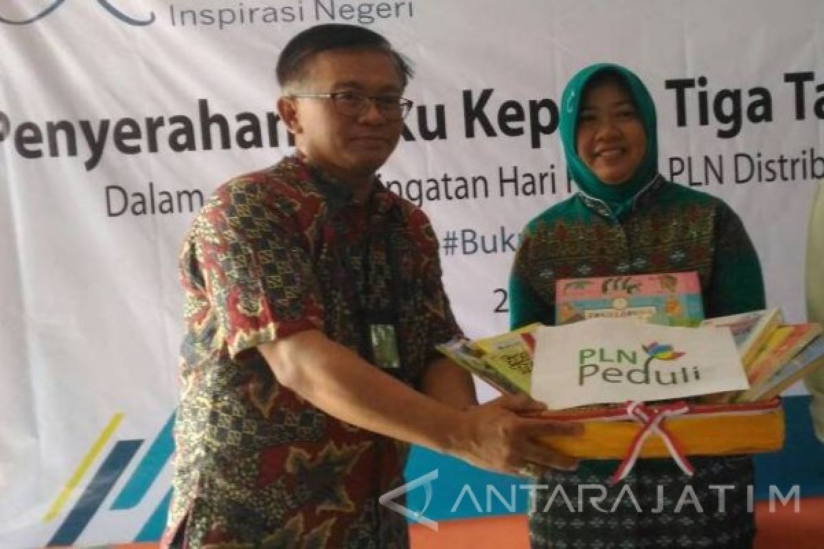PLN Jatim Sumbang Seribu Buku ke Rumah Baca Surabaya