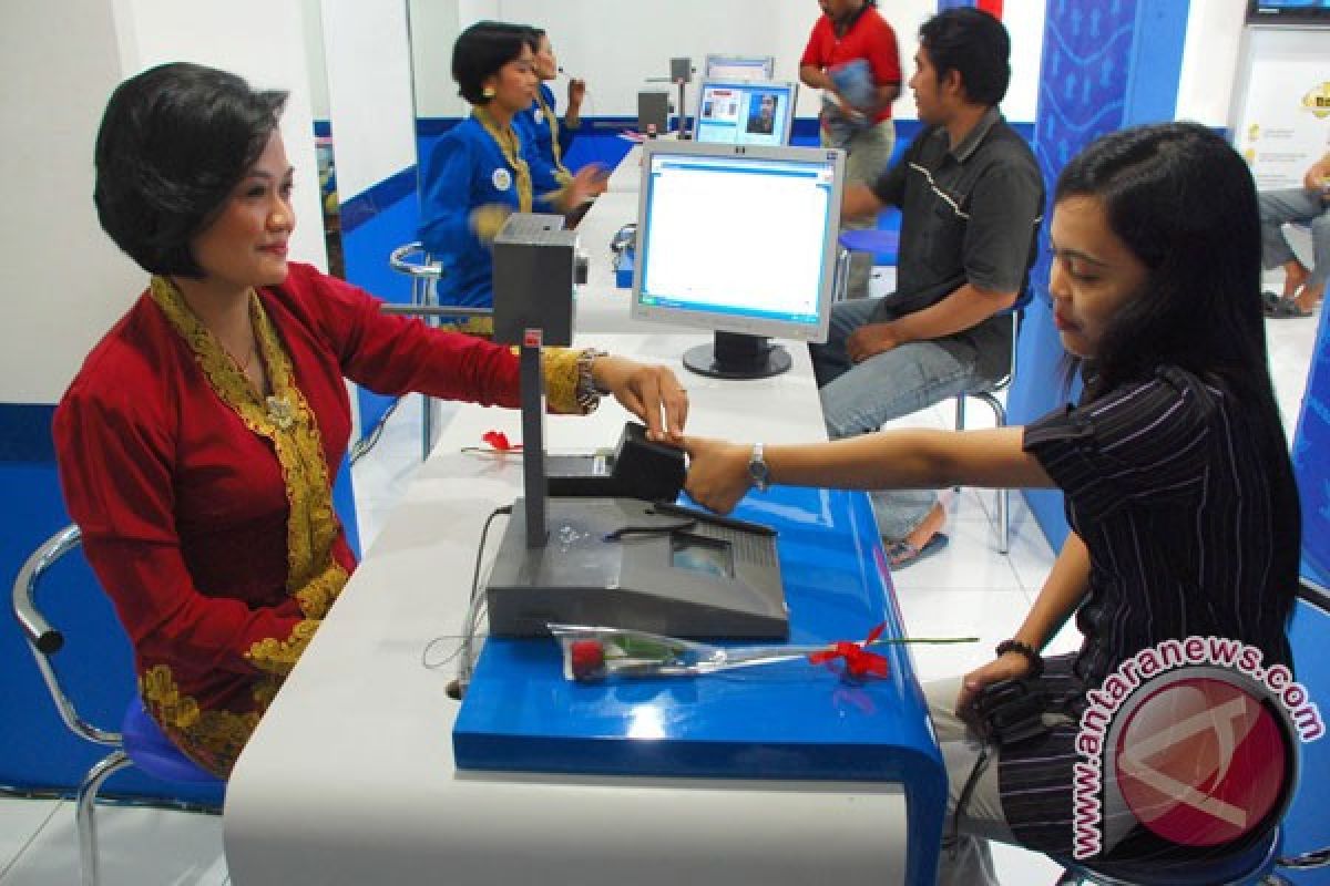 Polwan Garut berkebaya layani pemohon SIM