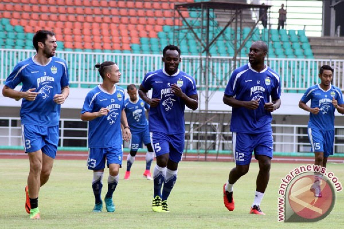 Persib akan coret satu pemain bintangnya, Essien atau Cole?