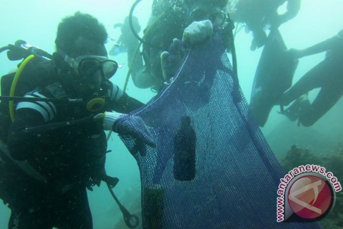 Di Hari Bumi belasan penyelam bersihkan 75 kg sampah dasar laut