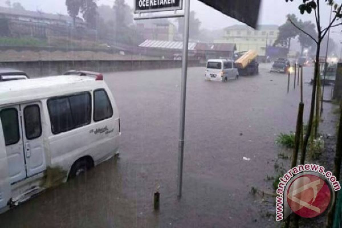 Jalur Berastagi-Kabanjahe Terendam Banjir