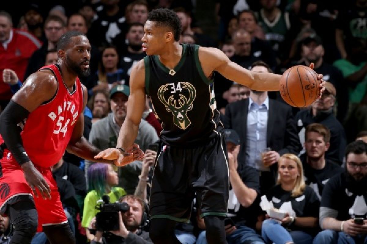 Kalahkan Raptors 104-77, Bucks memimpin 2-1