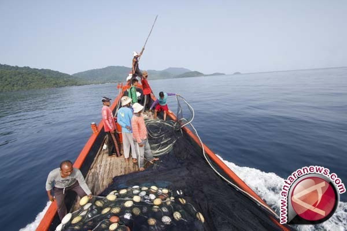 Nelayan Palu Dapat Bantuan Alat Tangkap Ikan 