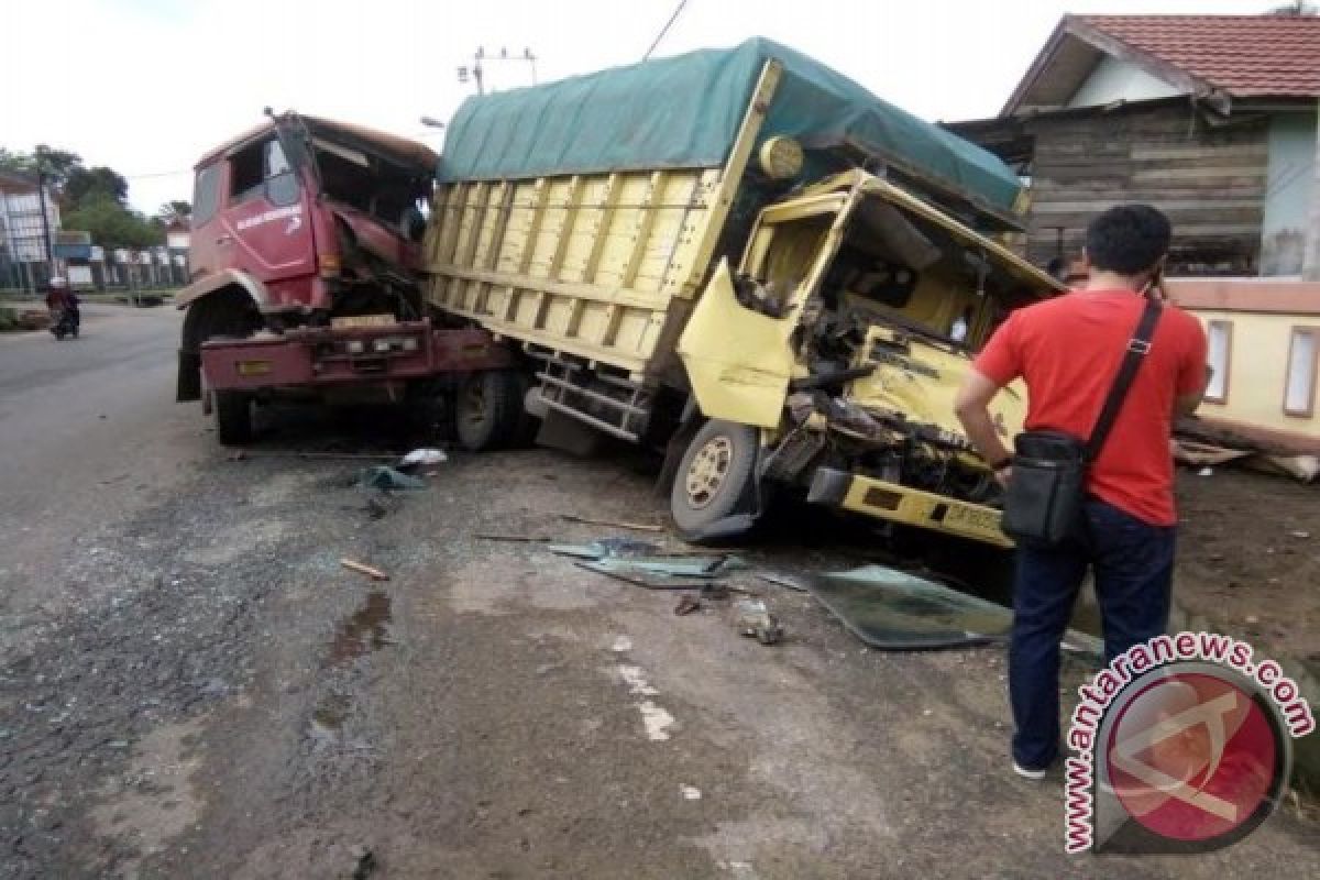 Gara-Gara Ngantuk! Supir Ini Tabrak Belakang Truk yang Sedang Parkir