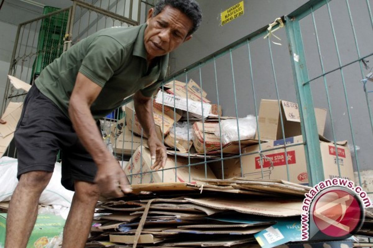 Mimpi Yoseph di tumpukan kardus bekas