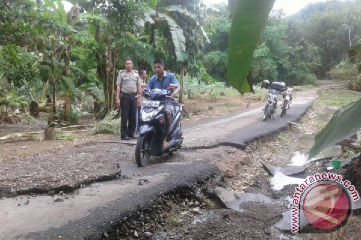 Banjir Rusak Jembatan dan Robohkan Bangunan Warga