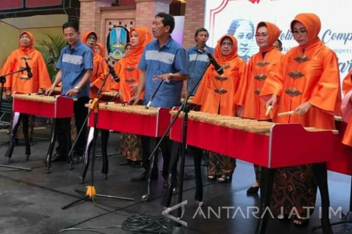 Ibu-Ibu Adu Kolintang Peringati Kartini di Mal