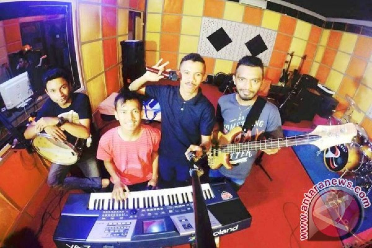 Softeast Garap Debut Album Bernuasa Romansa