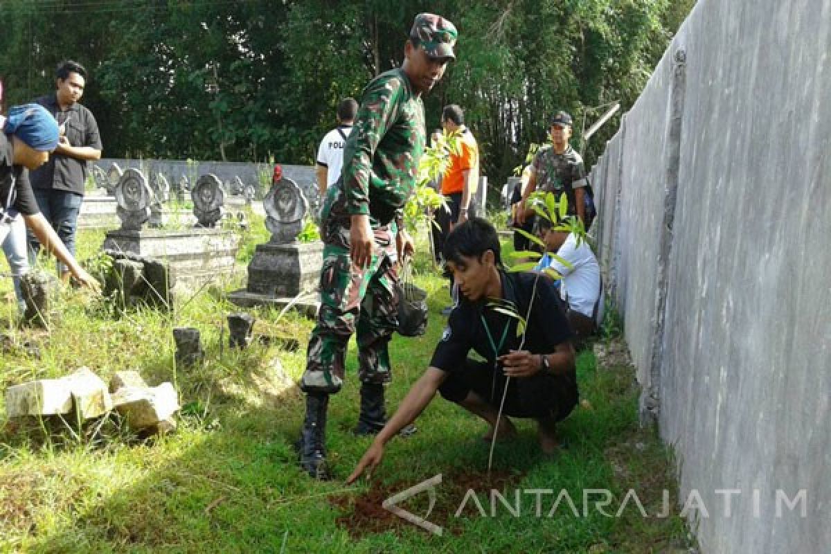 TNI-Mahasiswa Unira Pamekasan Tanam Pohon Hari Bumi