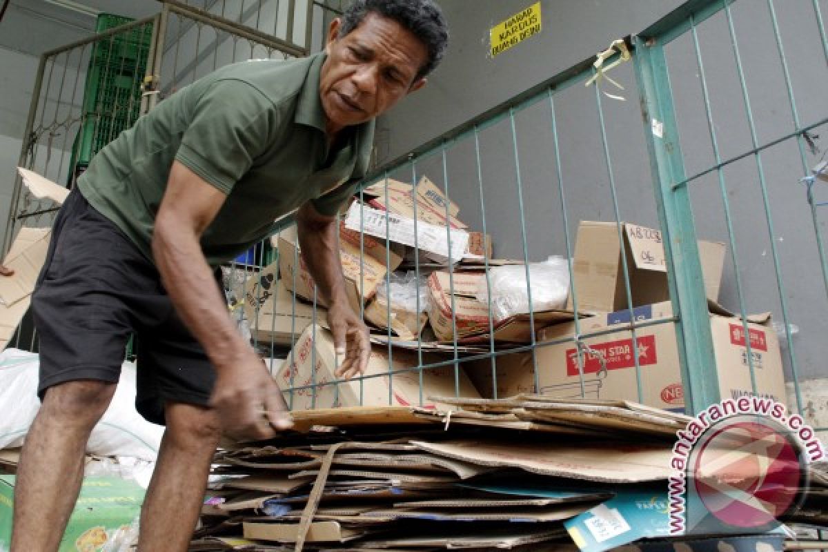 Mimpi Yoseph di tumpukan kardus bekas