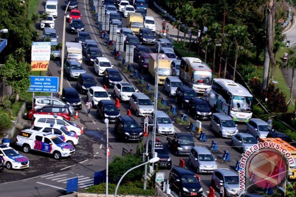 Libur Tiga hari: Arus Kendaraan Puncak Padat Merayap Jelang Malam