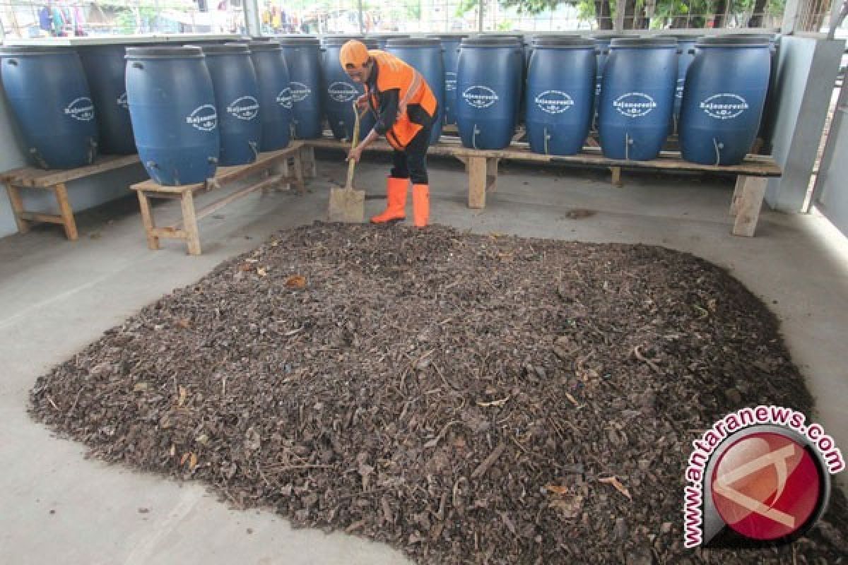 Kecamatan Pal Merah  sulap tiga ton sampah jadi pupuk kompos