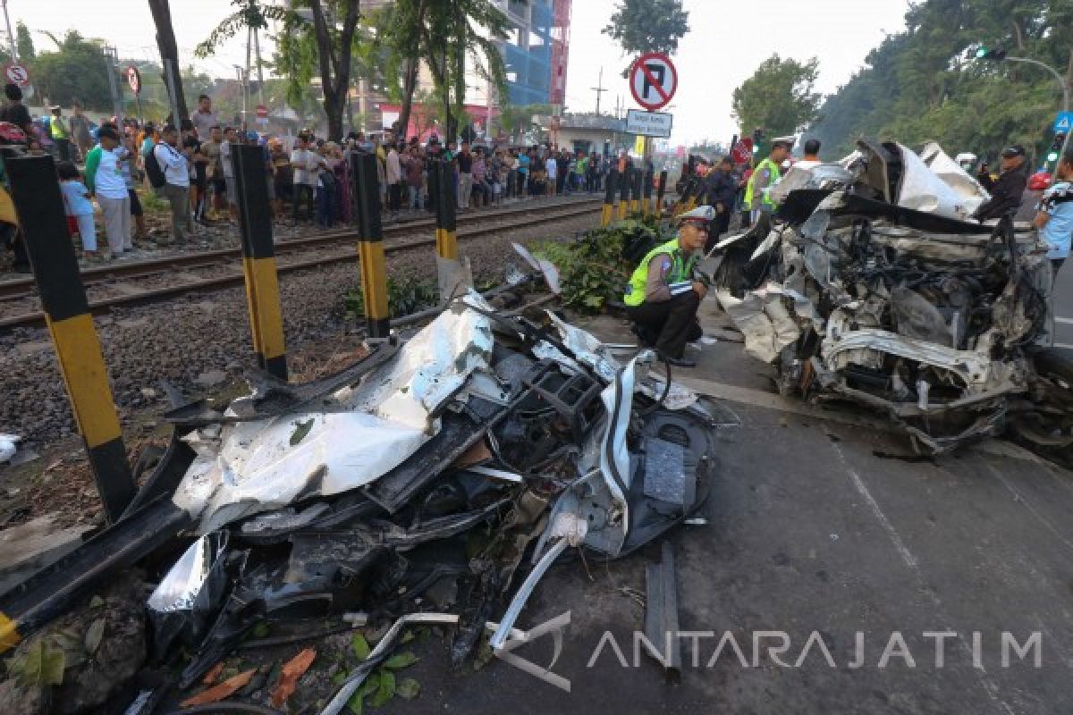 KA Tabrak Xenia Tiga Orang Tewas