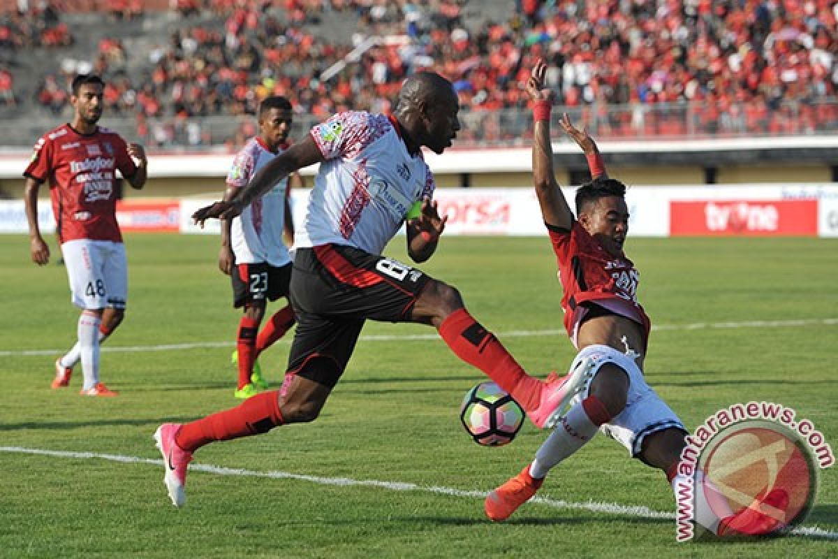 Persipura tundukkan tuan rumah Bali United 2-1