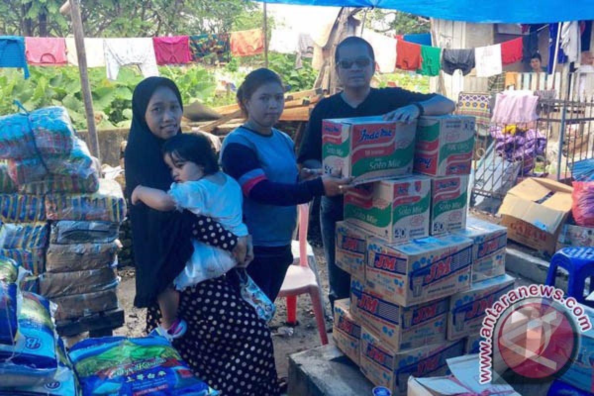 IKA SMPN 10 Berbagi Di Lokasi Kebakaran 