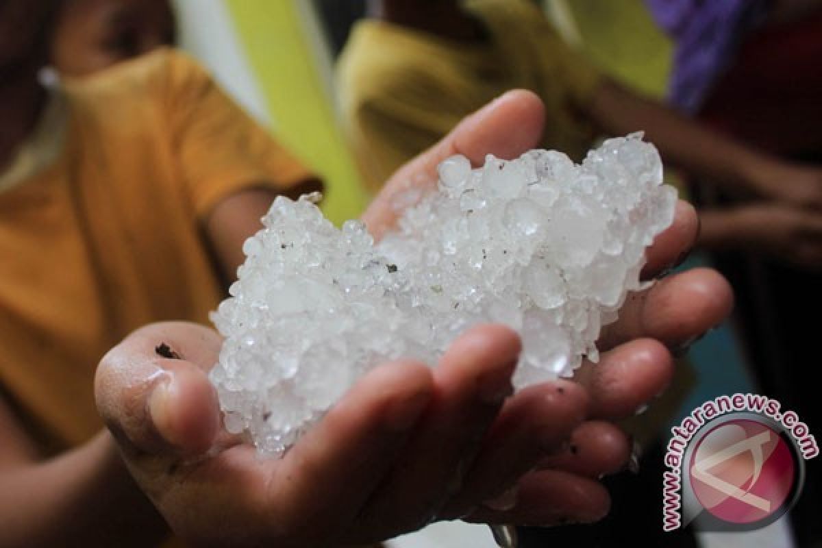 Hujan es terjadi di Jombang, berikut indikasinya (Video)