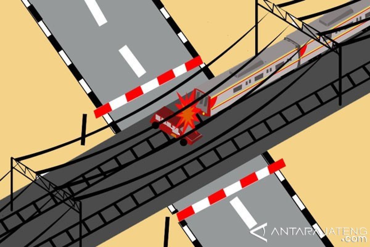 KA Kaligung Tabrak Avanza Lima Orang Tewas